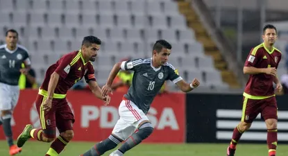 Jeffren Suárez persigue a Derlis González, el autor del gol