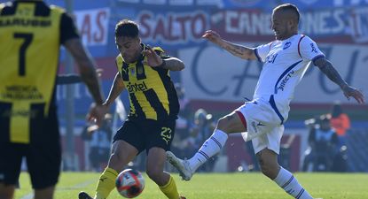Javier Méndez de Peñarol y Nicolás López de Nacional en la final del Torneo Intermedio