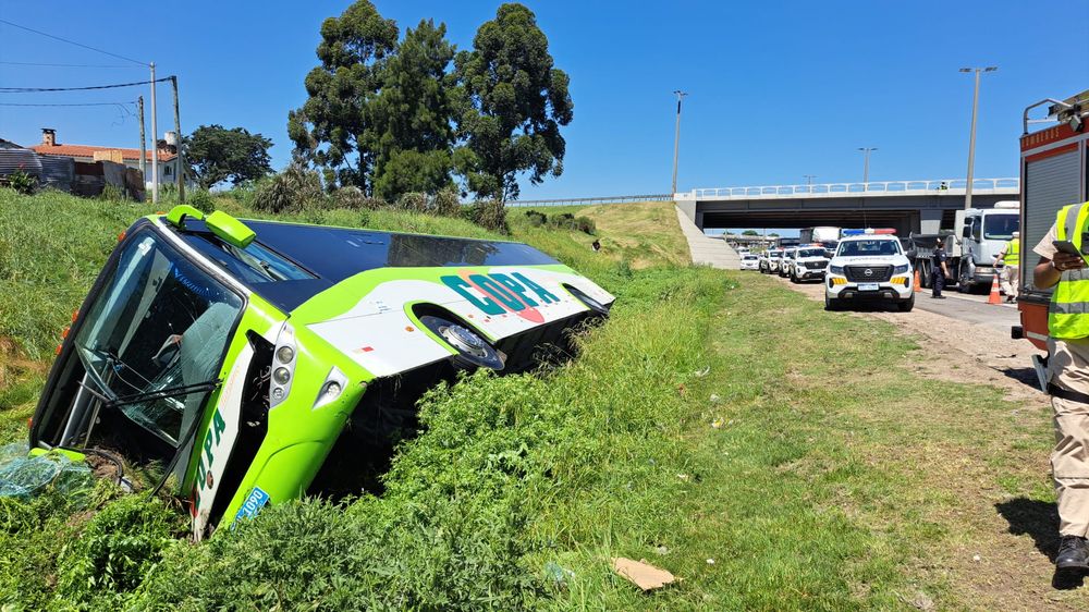 El ómnibus terminó al costado de Ruta 5