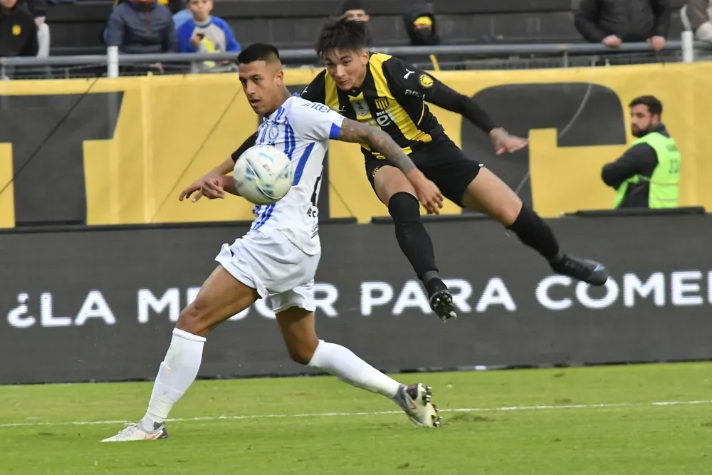 Peñarol visita a Cerro Largo en Melo