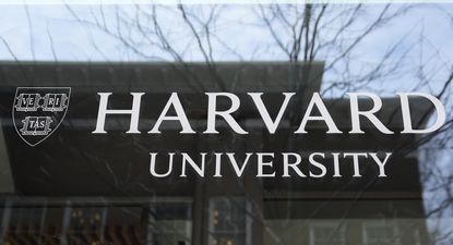 La administración Trump sube la apuesta con Harvard y le revoca el permiso para inscribir a estudiantes extranjeros