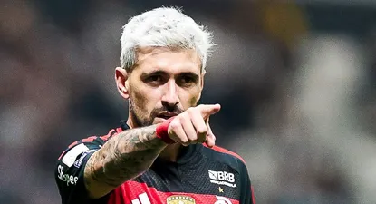Giorgian de Arrascaeta celebra su gol contra el Atlético Mineiro por el Brasileirao