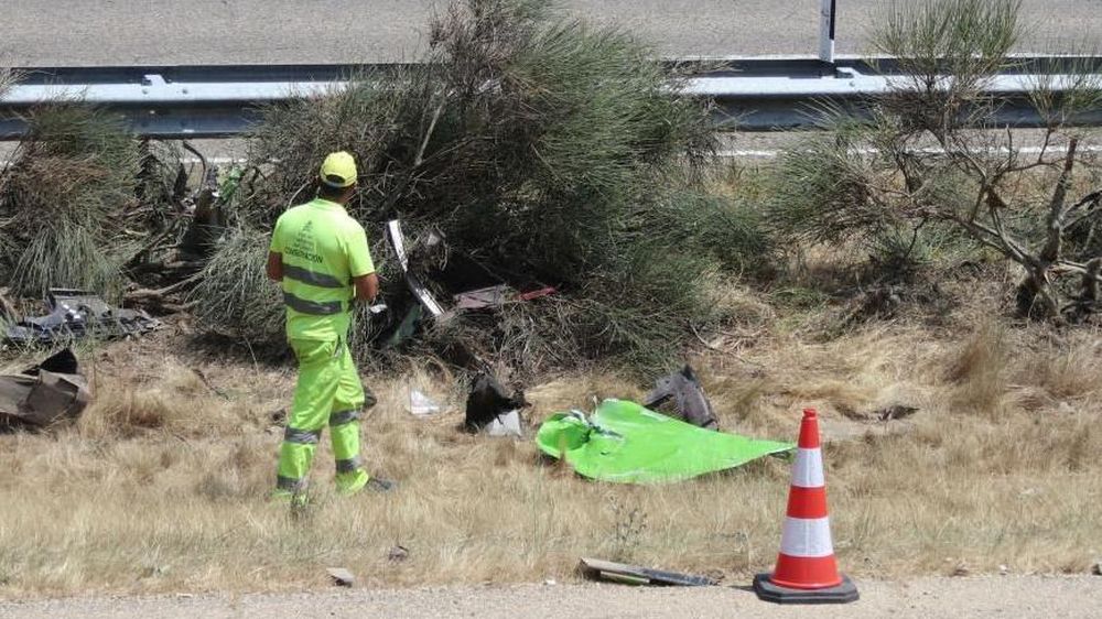Los investigadores han analizado las marcas de los neumáticos que dejó el vehículo antes de arder.