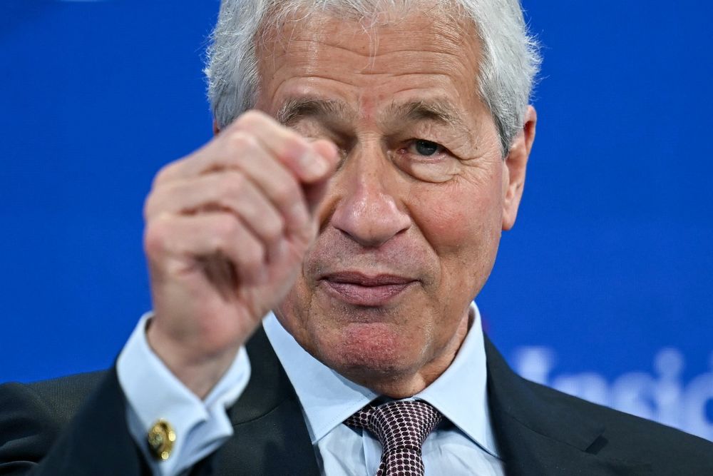 Jamie Dimon, presidente y director ejecutivo de JP Morgan Chase, gesticula durante la reunión del Foro Económico Mundial en Davos.
