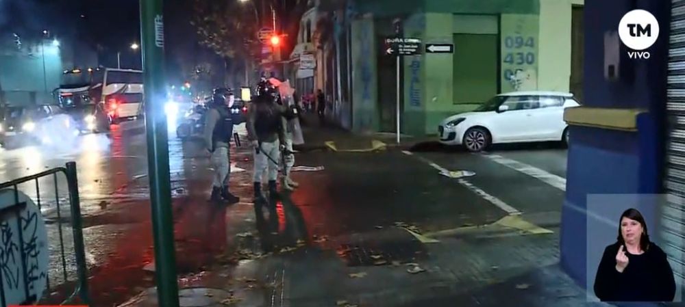 Policía se enfrenta a hinchas de Peñarol cerca de la cancha de Aguada. Captura Telemundo