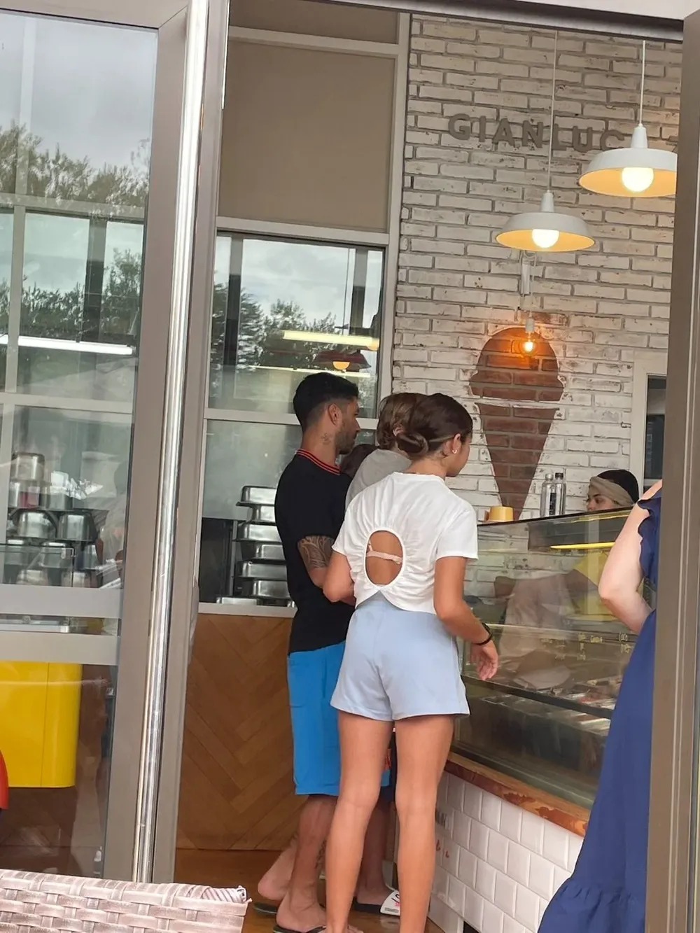 Luis Suárez junto a su familia en una heladería de Porto Alegre