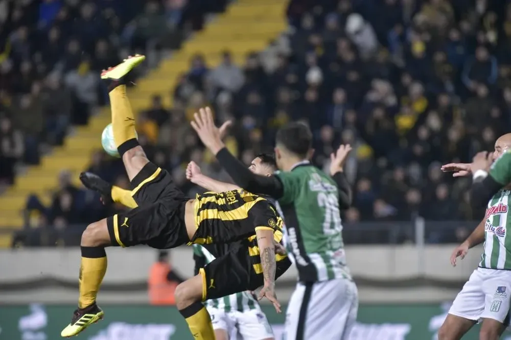 Sobre el final, Fernández y Viatri la quisieron meter de chilena en la misma acción