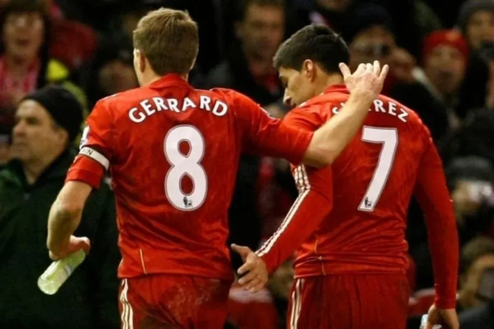 Steven Gerrard y Luis Suarez