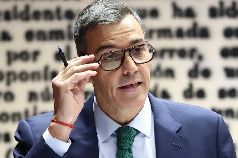 Pedro Sánchez y sus gafas en la comparecencia ente la Comisión Koldo en el Senado.