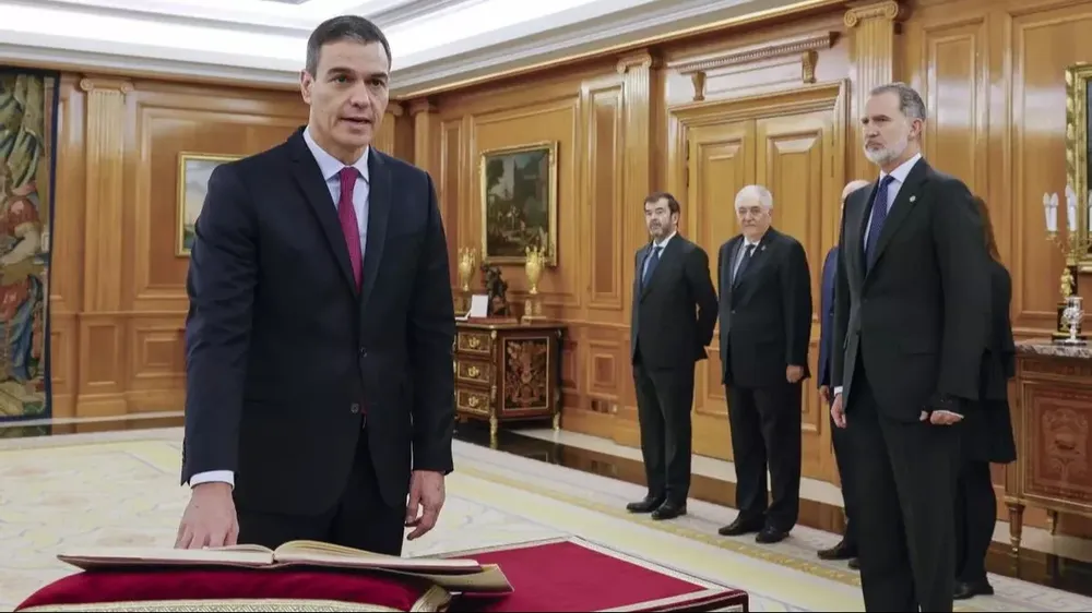 Pedro Sánchez, jurando ante el Rey Felipe VI.