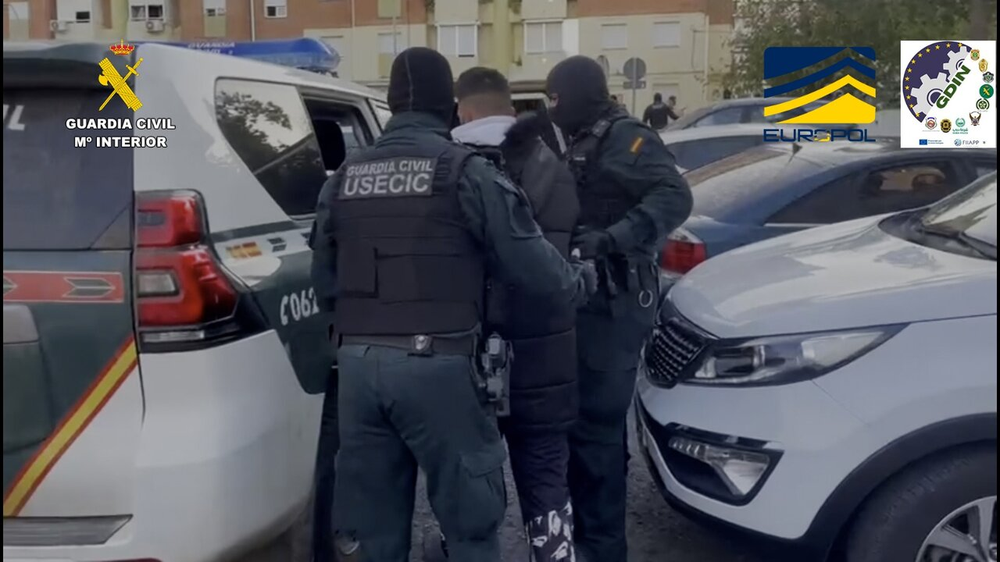 La Guardia Civil detiene a uno de los integrandes de la la banda.