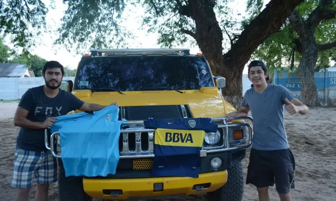 La camioneta, la camiseta de Boca y la pasión por Lodeiro