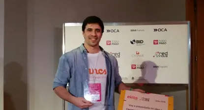 Marcelo Wilkorwsky con el premio de Oincs de Red Innova