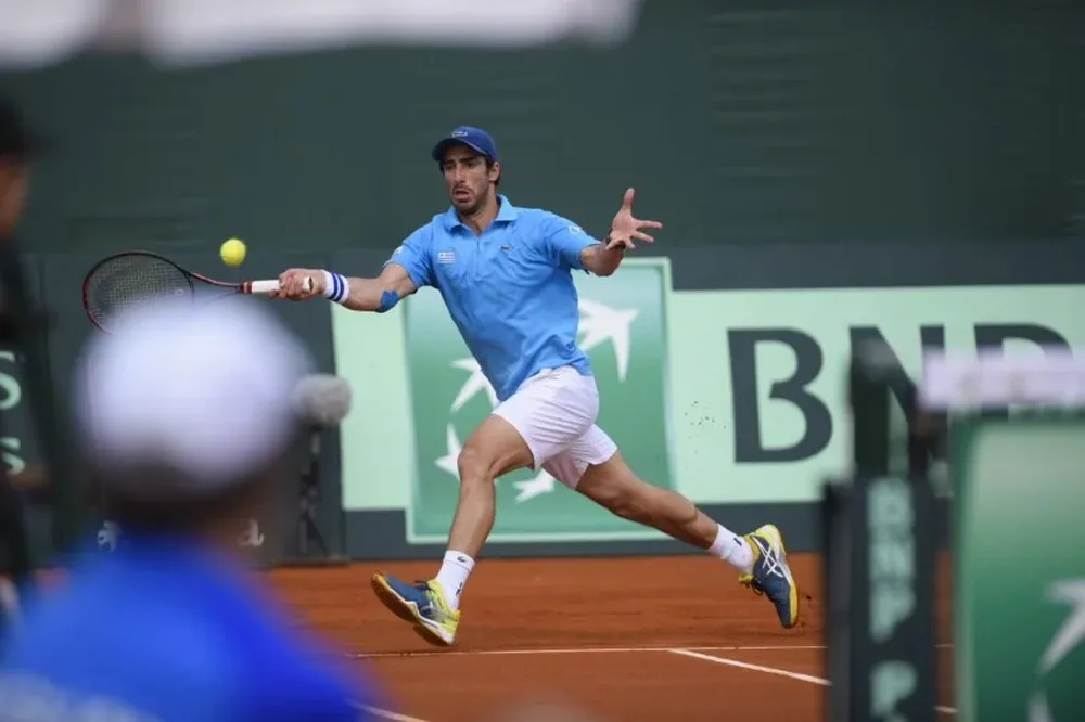 El esfuerzo de Cuevas para llegar a la pelota