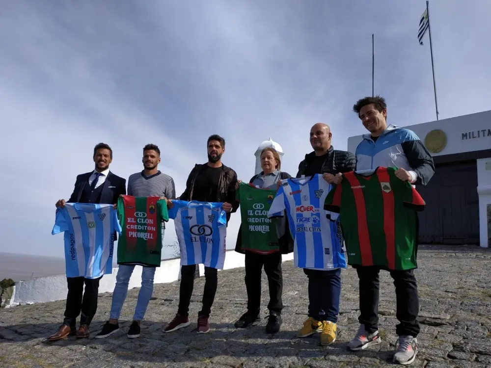 Ignacio Durán, Richard Pellejero, Edgar Martínez, Graciela Castro, Marcel Keoroglian y Rafael Cotelo en la Fortaleza del Cerro, donde intercambiaron camisetas de Rampla y Cerro