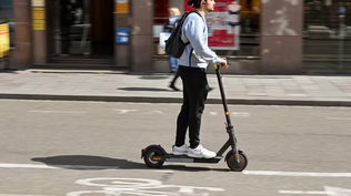 Polémica en Madrid: Almeida prohíbe el alquiler de patinetes eléctricos al revocarle el permiso a las tres concesionarias