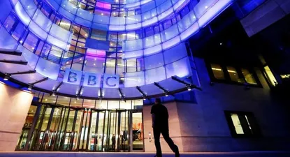 La BBC suspende a un presentador tras acusaciones de que le pagó a un adolescente por fotos sexualmente explícitas