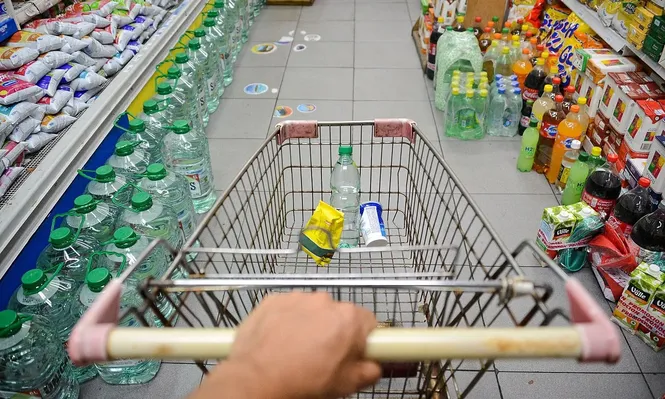 Carro de compras en supermercado.