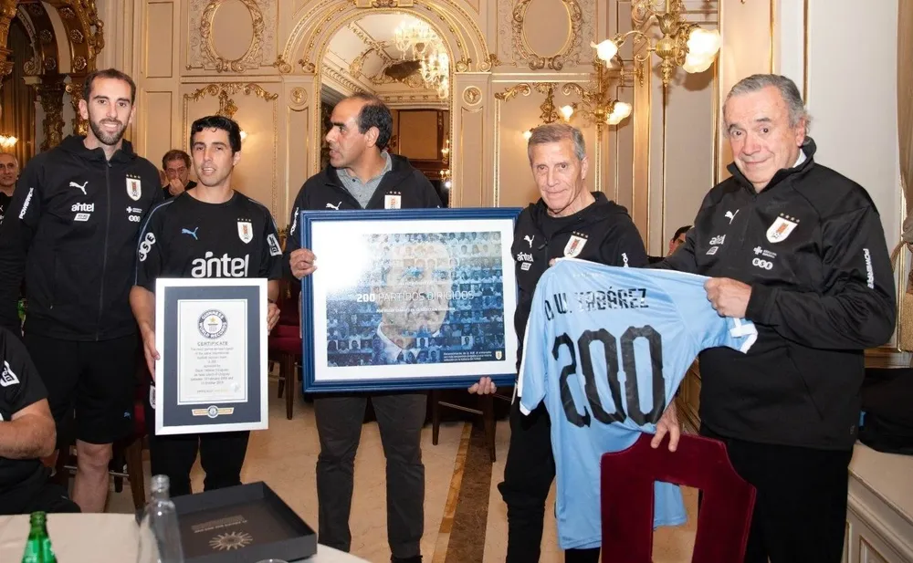 Diego Godín, los neutrales Matías Pérez, Fernando Sosa y Julian Moreno, junto a Tabárez y sus premios.