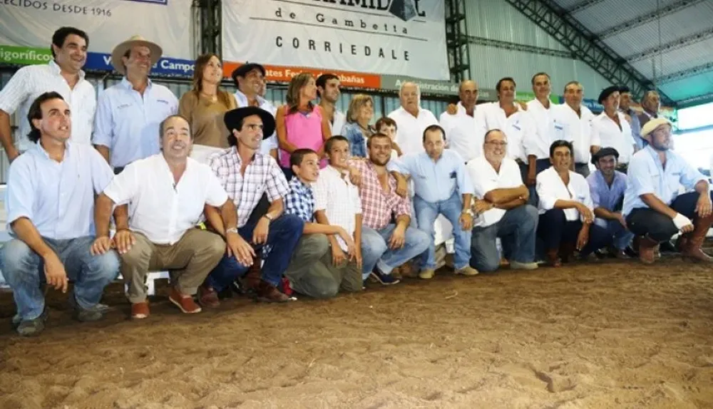 La familia Gambetta con el equipo de Valdez y Cía y varios amigos