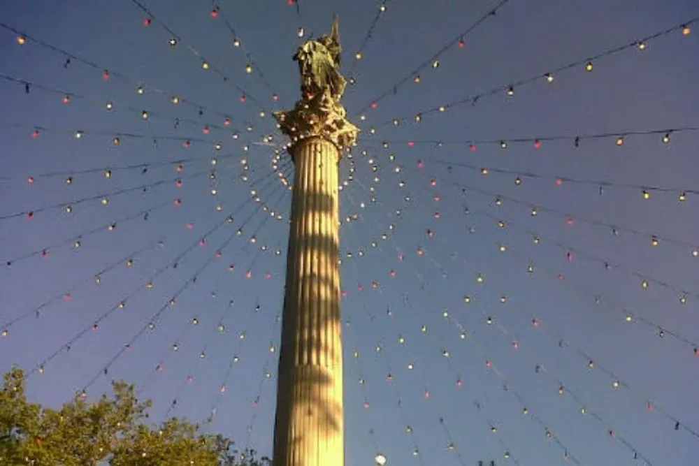 Iluminación de la Columna de la Paz