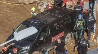 Un furgón de la funeraria sale de un garaje de La Torre con cadáveres
