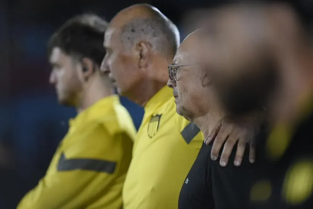 Arias abrazado por Miguel Falero viendo la definición por penales