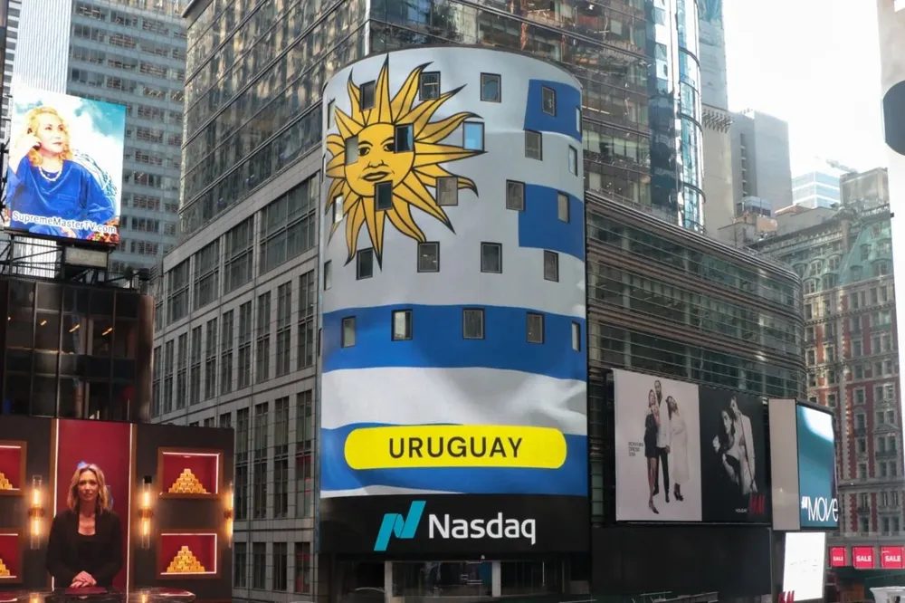 Bandera de Uruguay en la pantalla gigante de Nasdaq en Times Square