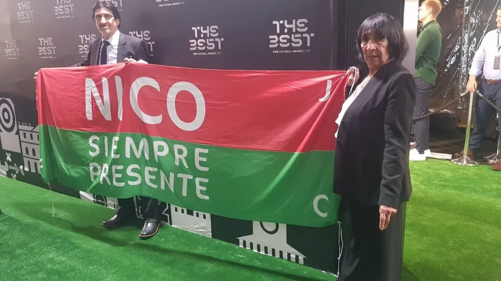 Justo Sánchez con la bandera para Nico en la gala de FIFA