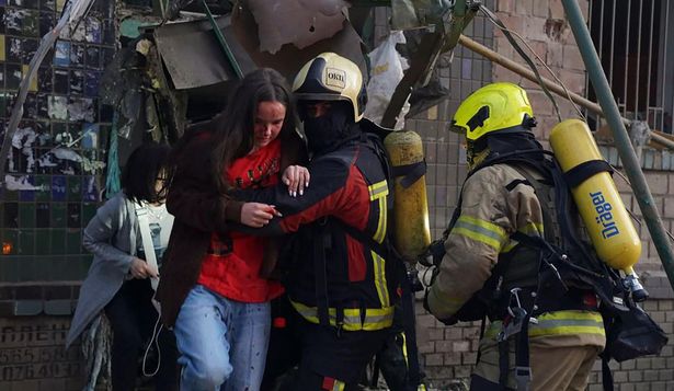 Los equipos de emergencia acudieron a socorrer a los residentes de los edificios impactados por el ataque.