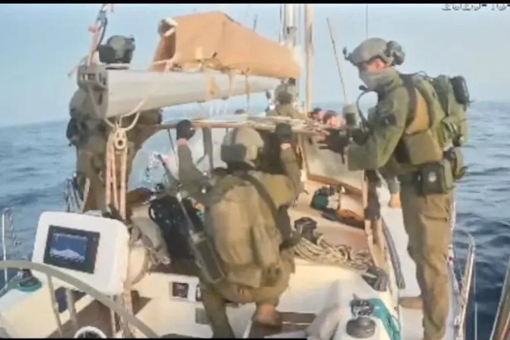 Soldados del ejército de Israel abordan un barco de la flotilla global que intentaba llegar a Gaza.