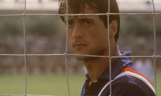 Sylvester Stallone al arco en Escape a la victoria