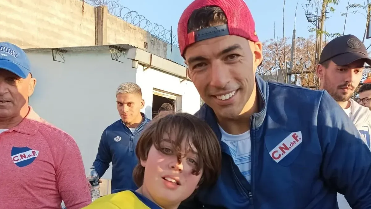 La historia de la foto de un niño fanático de Liverpool junto a Luis Suárez, cuando se iba de Belvedere