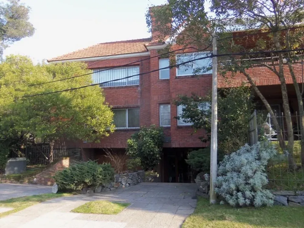 La subasta será sin base, de carácter público y en dólares