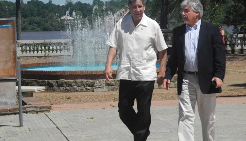 Avalos y Aguerre caminando en noviembre pasado por Salto