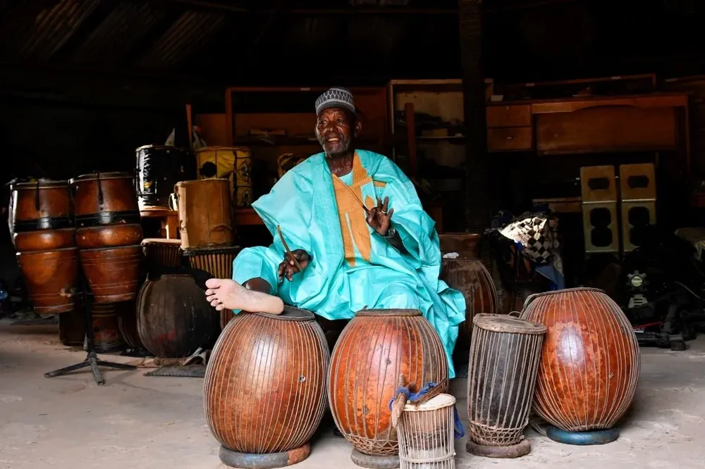 Oumarou Adamou, conocido como Maidouma, artista del instrumento de percusión douma se entusiasma y dice “alguien escuchará el mensaje y responderá”.