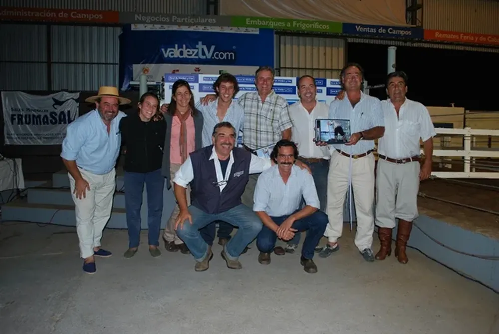 Integrantes de las cabañas con el equipo del escritorio Valdez y Cía