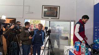 Daniel Carreño llegando a su primera conferencia como DT de Nacional