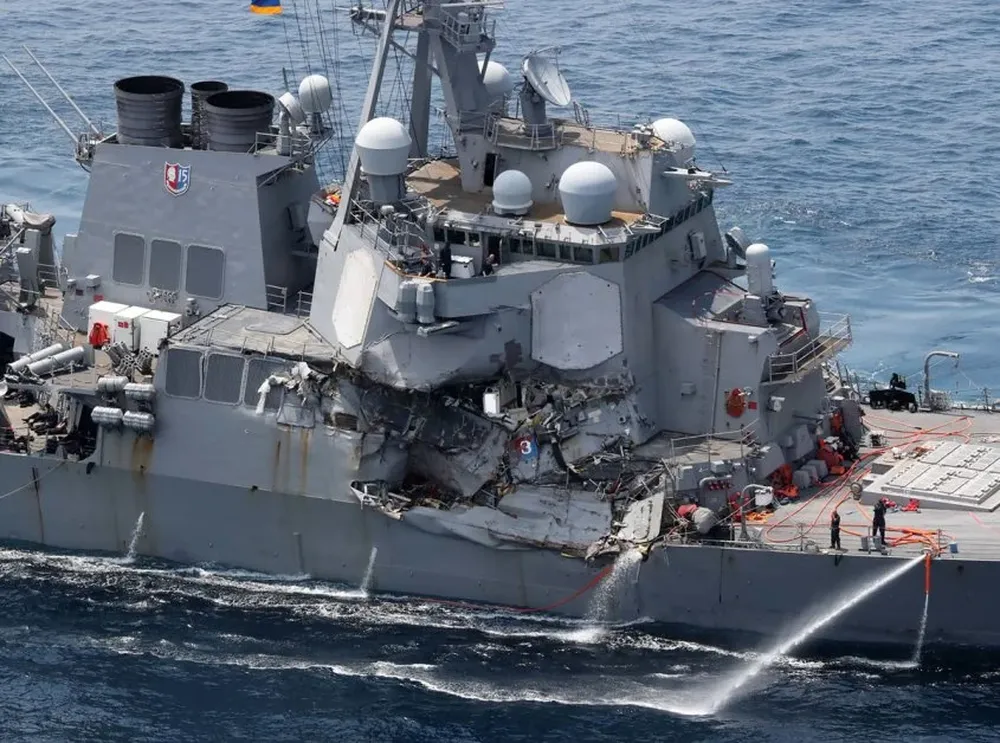 El destructor USS Fitzgerald chocó en Japón