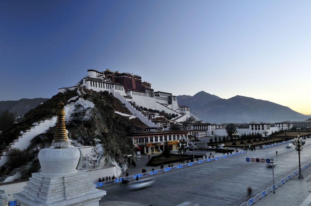 Ubicado en Lhasa, la capital de Tíbet, el templo de Potala fue la residencia del Dalai Lama durante siglos hasta poco después de la invasión china de 1950.