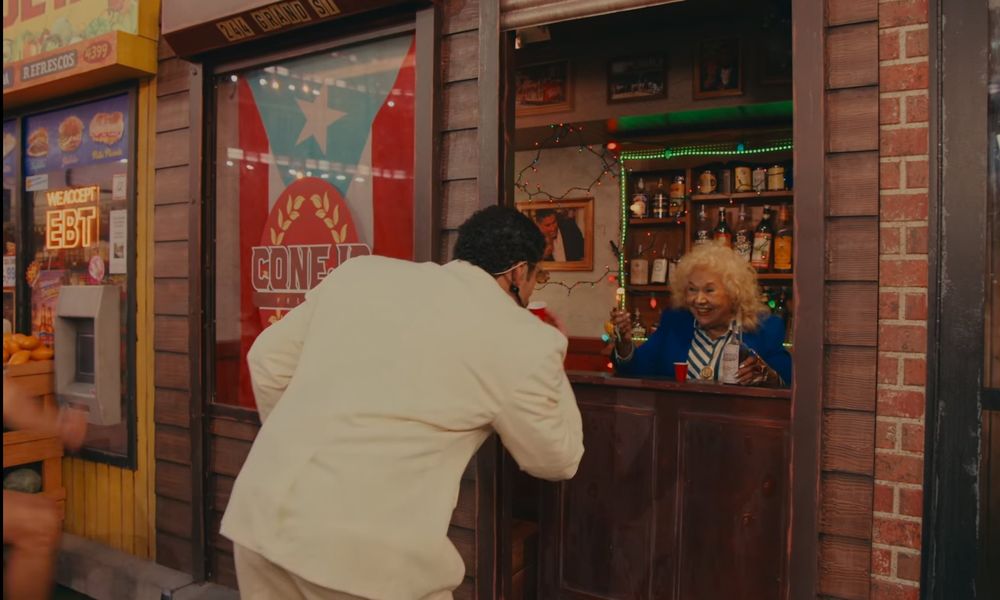 Toñita con Bad Bunny en el medio tiempo del Super Bowl