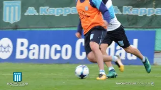 Amaral en el movimiento de dos contra dos con los suplentes de Racing
