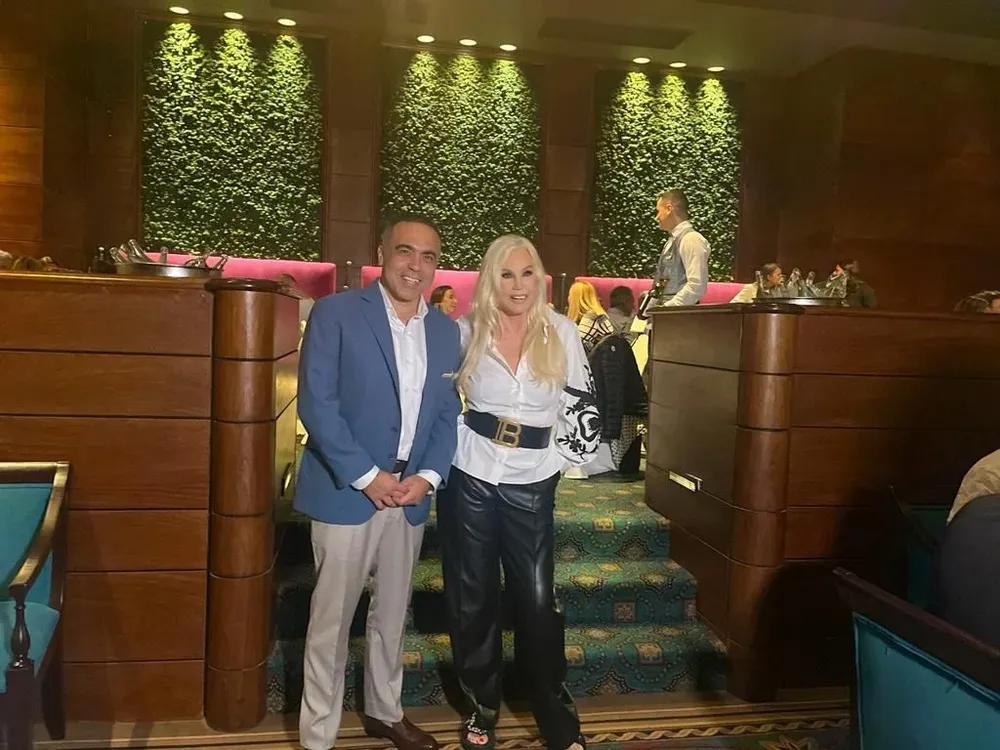 El director general de Seguros SURA, Esteban Pignanelli, junto a Susana Giménez