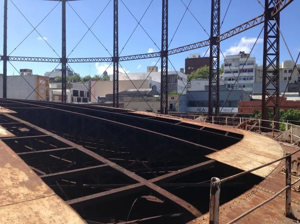 Partes y ruinas de lo que fue el Gasómetro número 6
