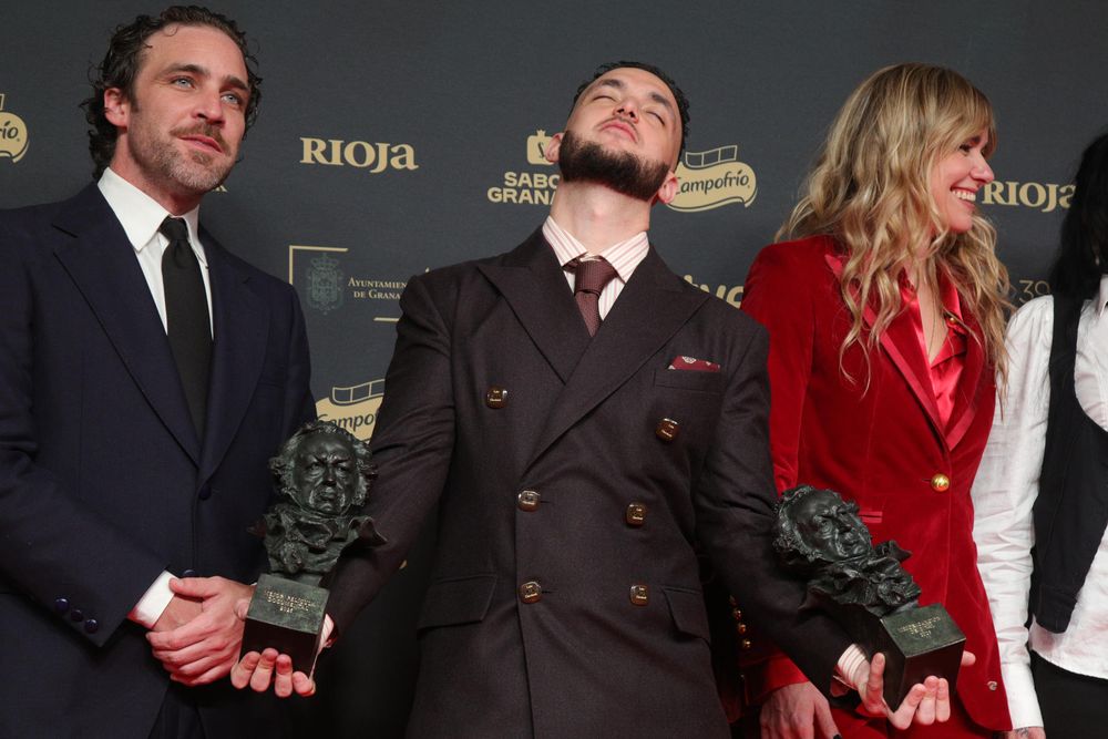 C. Tangana posa con los dos Goya que obtuvo en la premiación. EFE