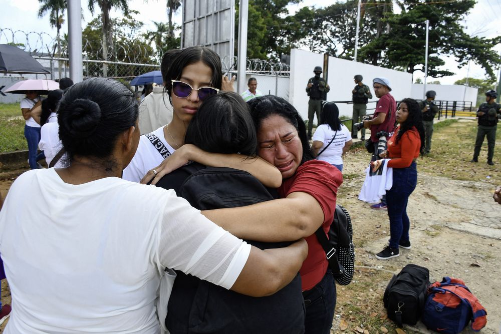 Familiares se juntan a protestar a fuera de la cárcel de Venezuela donde falleció un detenido