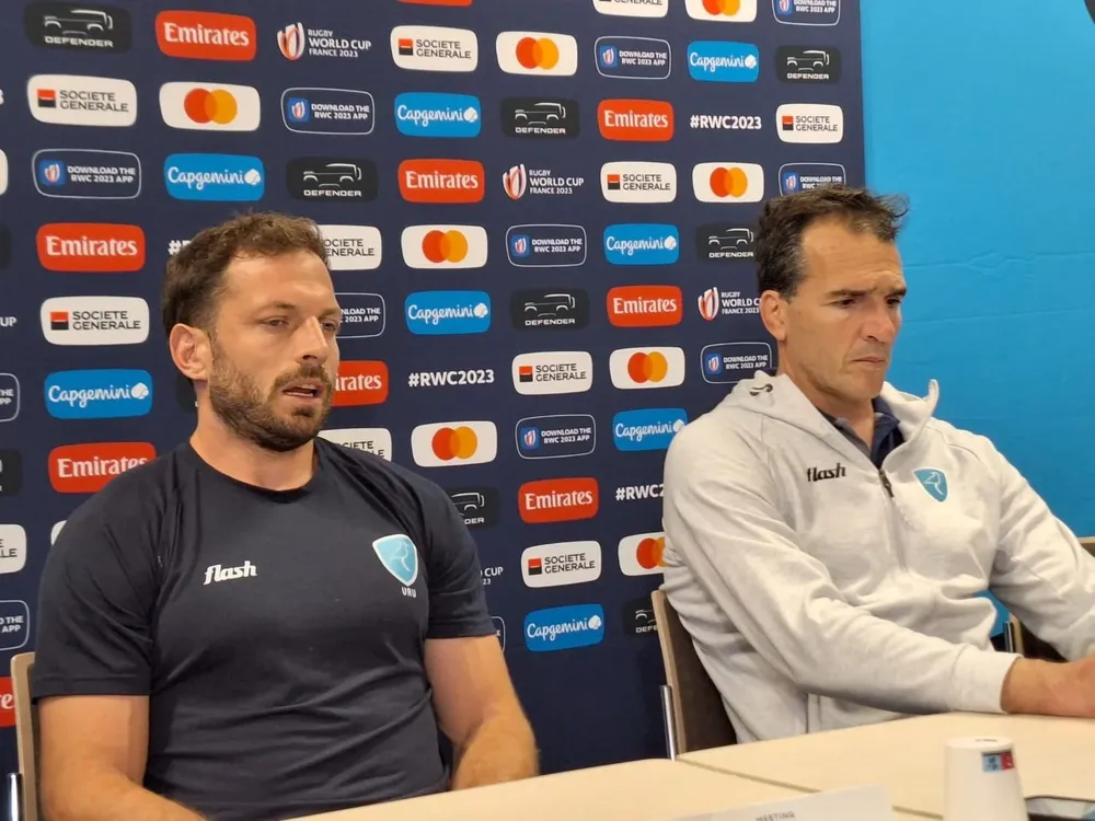 Felipe Berchesi y el DT Pablo Bouza en conferencia