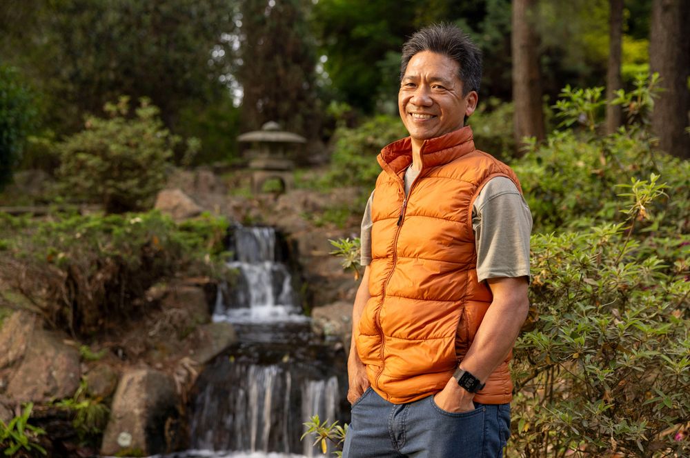 Fernando Matsui, de ascendencia japonesa, llegó de Buenos Aires en 2019 y desde ese momento trabaja incorporando reformas al jardín de Punta Ballena.