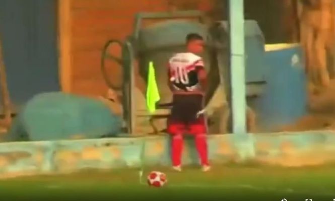 &nbsp;Un jugador se puso a orinar en medio de un partido de la Copa Perú