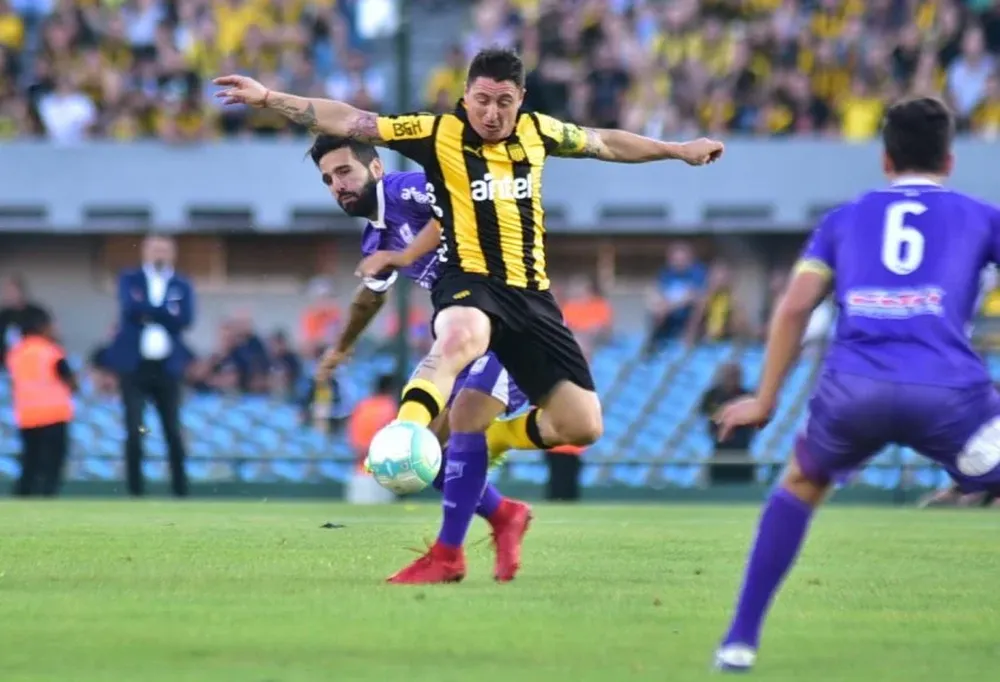 Cebolla Rodríguez y Cardacio en uno de los duelos de la semifinal del Uruguayo entre Peñarol-Defensor Sporting
